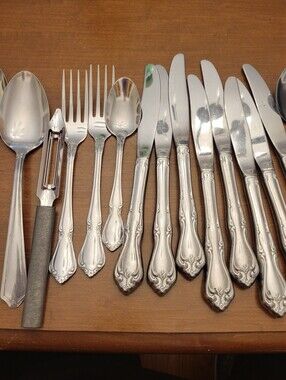 16 pieces of assorted stainless steel flatware